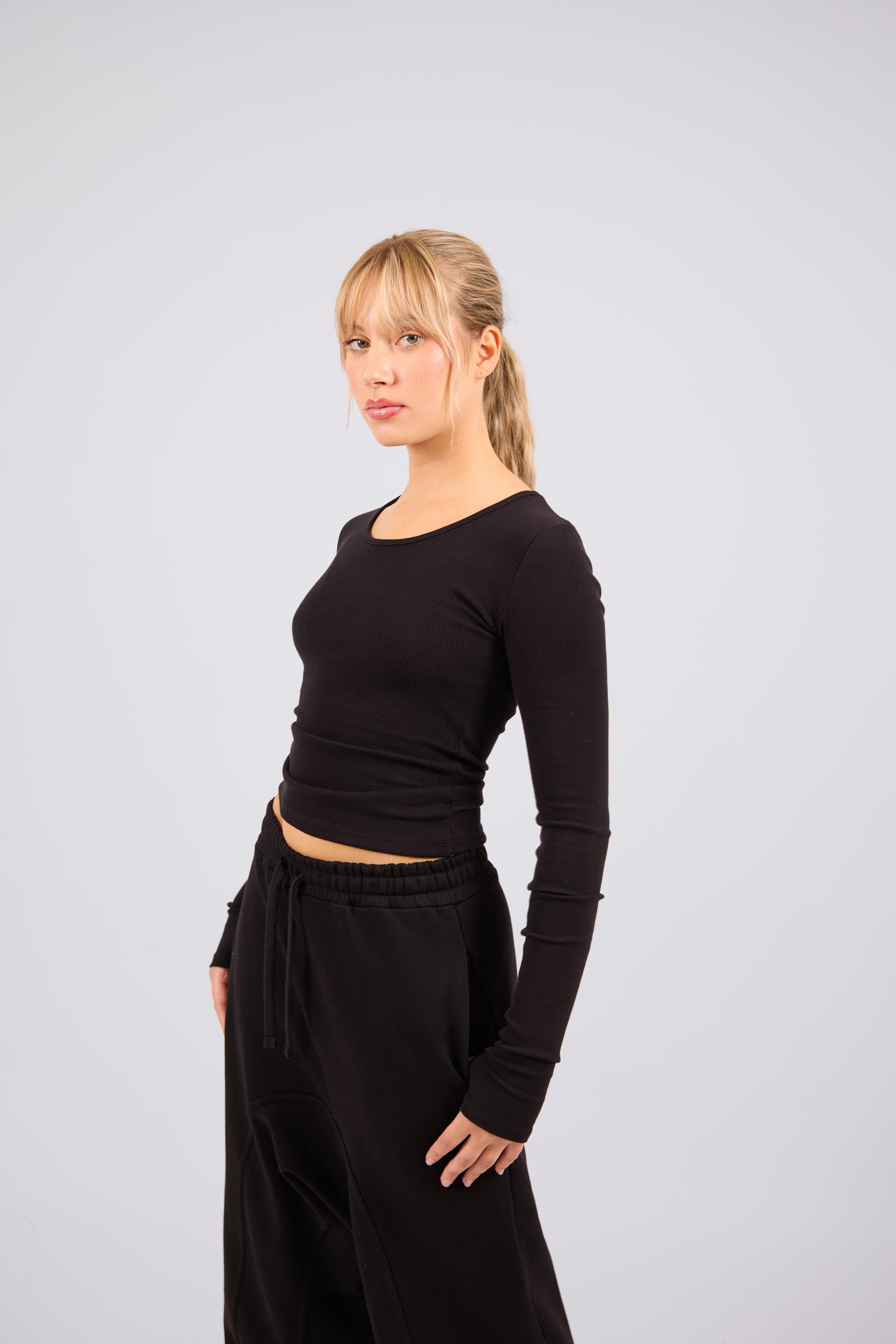 ECLIPSE – Maglia a costine con dettaglio pollice