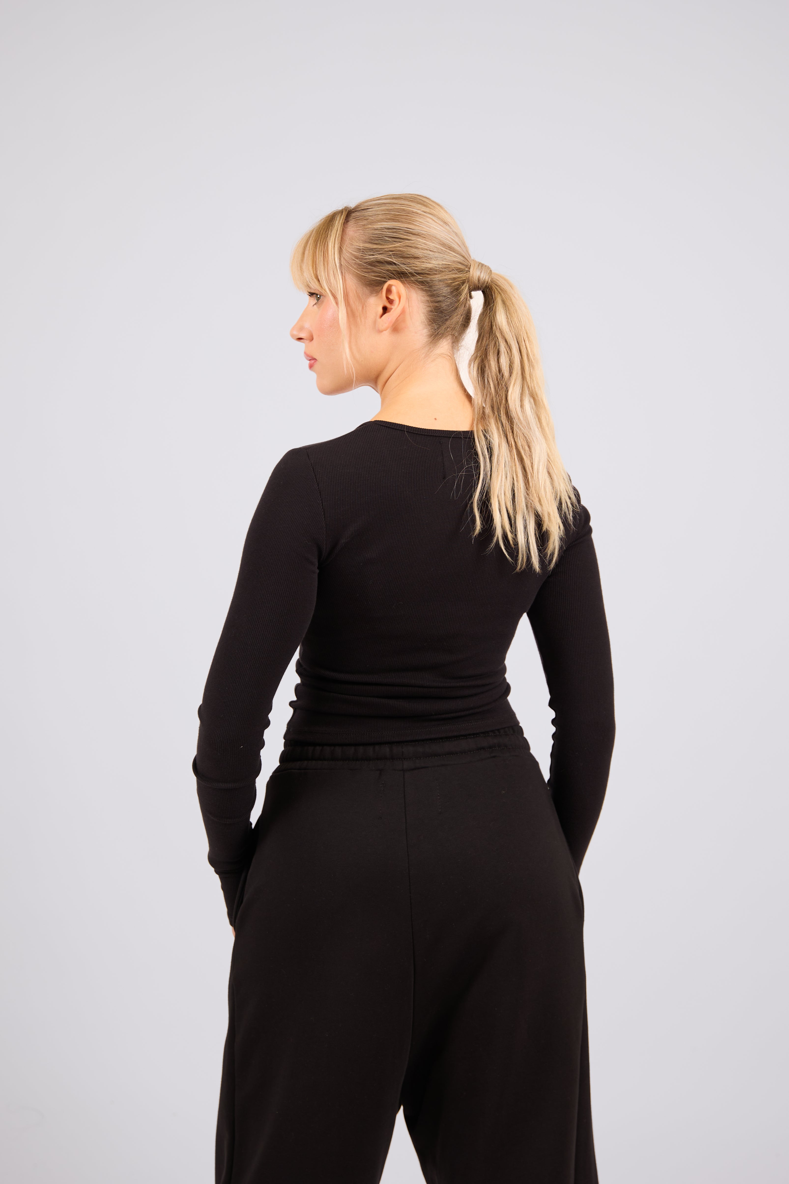 ECLIPSE – Maglia a costine con dettaglio pollice