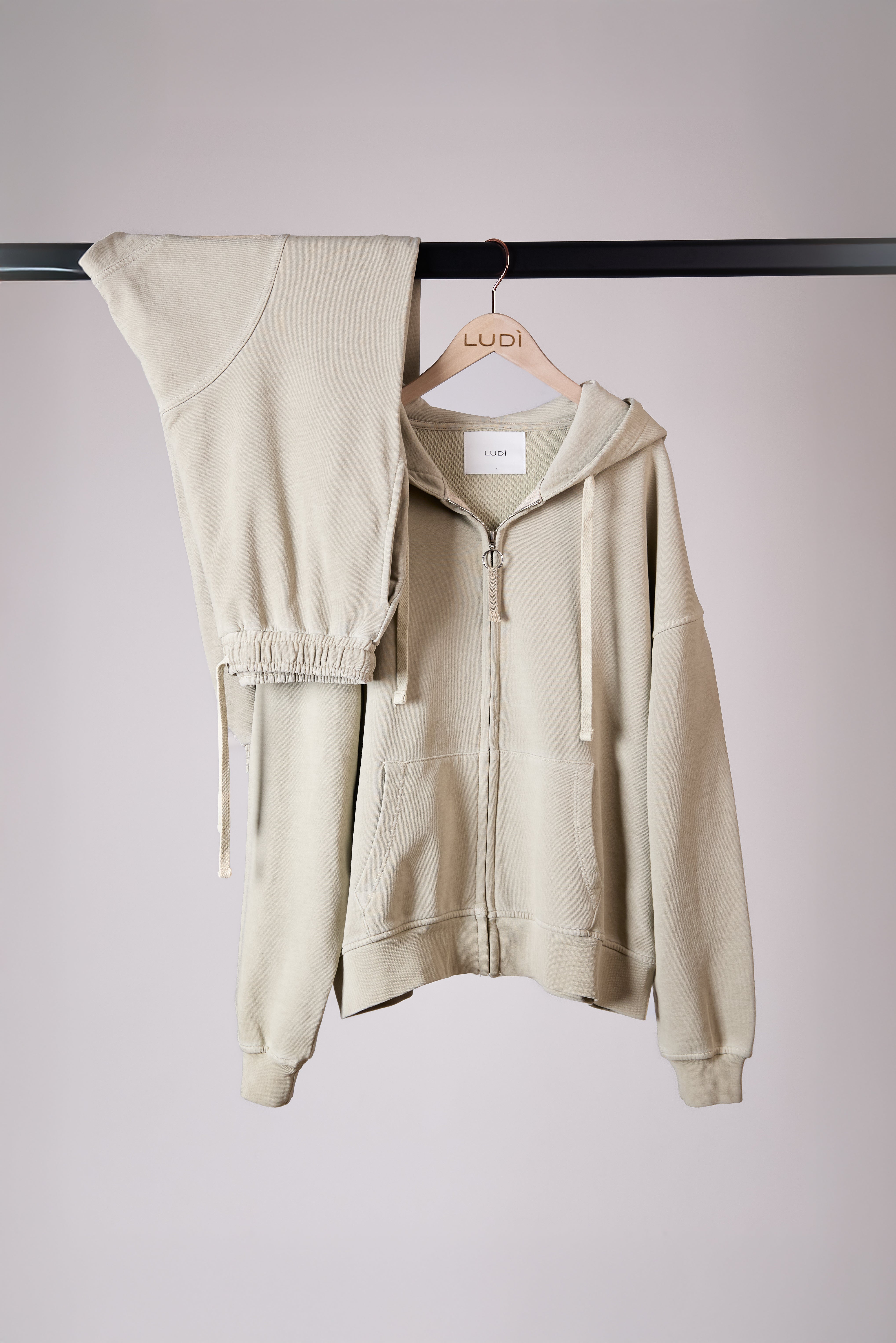 BLACKOUT ZIP-UP HOODIE – Zip-up hoodie